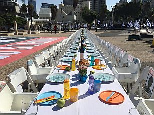 Shabbat_Dinner_table_representing_the_hostages_and_missing_people,_The_October_7_attack-small